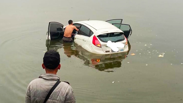 Video: Nữ tài xế đạp nhầm chân ga, ô tô cùng ba người trong xe lao xuống hồ Tây