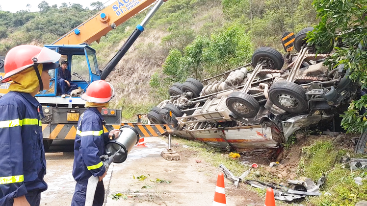 Video: Xe tải chở dưa hấu lật ngửa vào vách núi, bốn người chết, nhiều người bị thương nặng