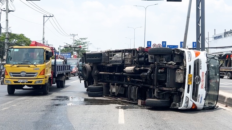 Video: Xe tải cẩu kéo gãy cột điện, lật trên quốc lộ 1 ở quận 12