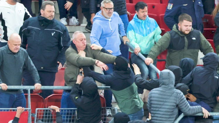 Video: Cổ động viên tấn công người thân cầu thủ West Ham ở trận bán kết