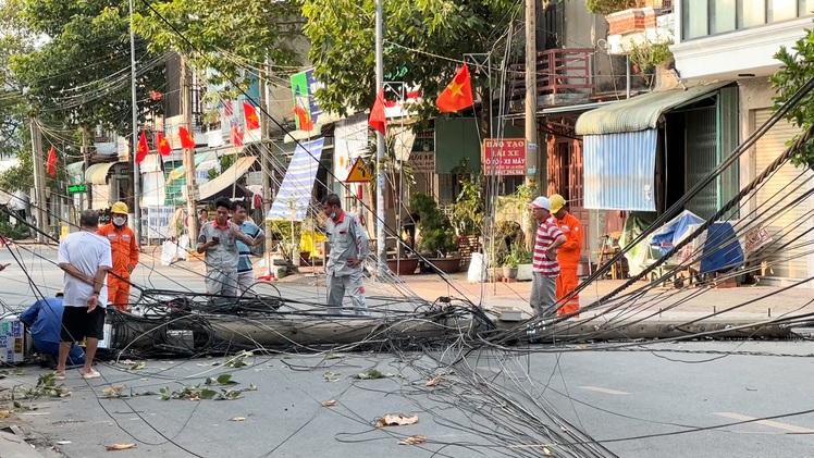 Video: Cột điện trung thế ngã ngang đường dù không mưa gió