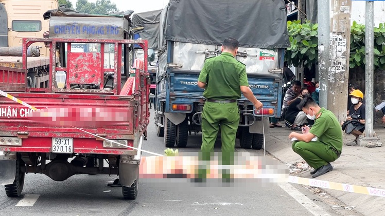 Video: Tai nạn liên hoàn, thợ sửa xe tải bị xe ba gác tông chết