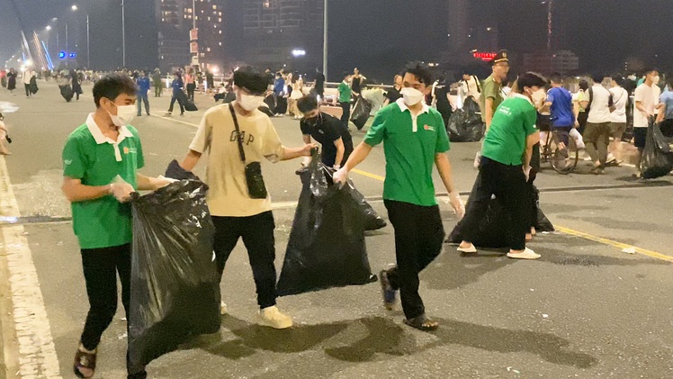 Du khách hài lòng cầu Sông Hàn sạch rác sau 30 phút bắn pháo hoa