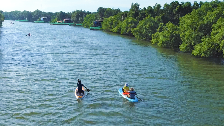 Chèo sup khám phá 'ốc đảo xanh' của Bình Định