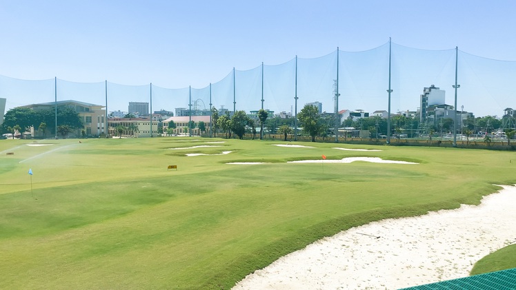 Cận cảnh sân tập golf 'mọc' trên đất quốc phòng giữa trung tâm Đà Nẵng