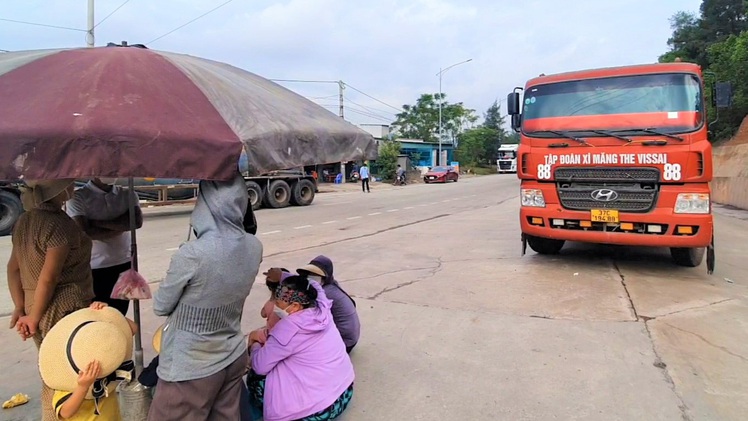 Dân dựng lều chặn xe tải vào cảng biển quốc tế, huyện nói gì?