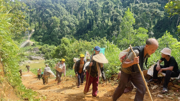 Góc nhìn trưa nay: Cõng đá, chở cát mở đường lên núi cao