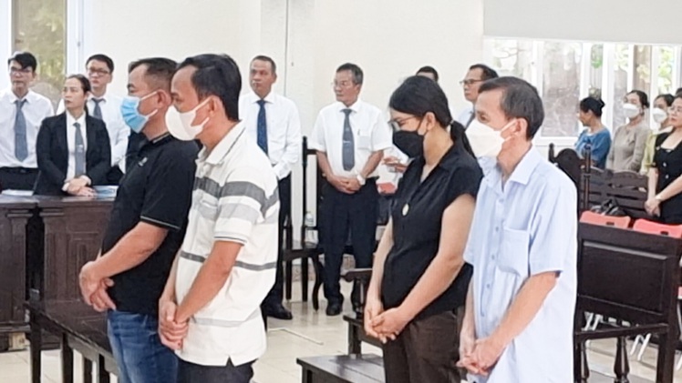 Bình Dương hoãn xử vụ cấp phép lao động cho hơn 2.800 người nước ngoài
