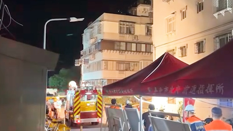 Khoảnh khắc tòa chung cư 5 tầng lún xuống lòng đất