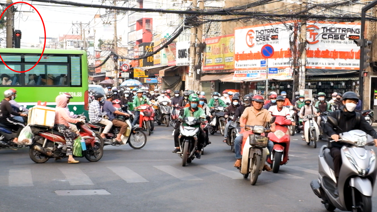 Nhiều người lơ đèn vàng khiến giao thông hỗn loạn