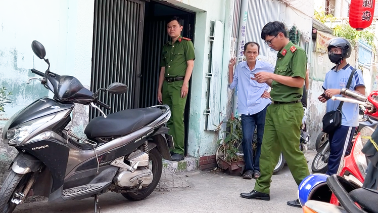 Một người nghi bị điện giật tử vong khi đang dùng máy cắt vải