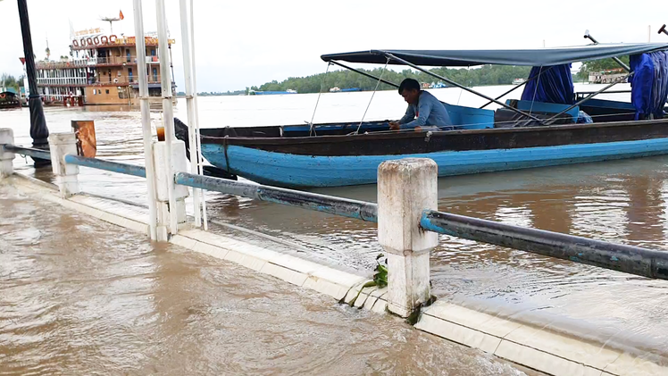 Nhiều tuyến đường trung tâm Cần Thơ ngập sâu, nước tràn mênh mông