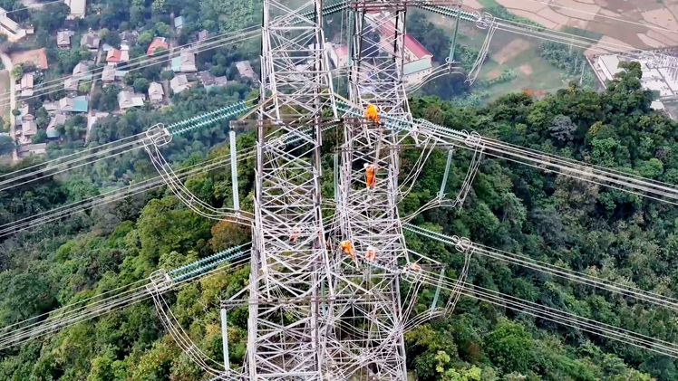 Thần tốc hoàn thành dự án thay thế cách điện đường dây 500kV Sơn La - Hòa Bình