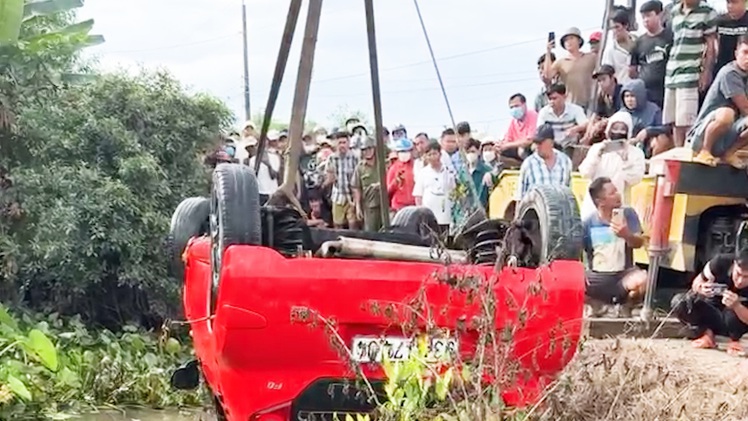 Trục vớt ô tô lật ngửa dưới kênh nước ở Long An, tài xế chết trong xe