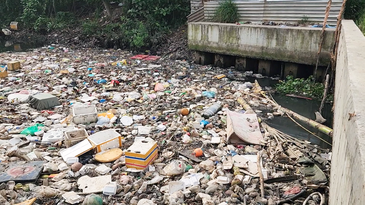 Rác tràn ngập, bốc mùi hôi ở kênh Hy Vọng và ven đường Phan Huy Ích quận Tân Bình