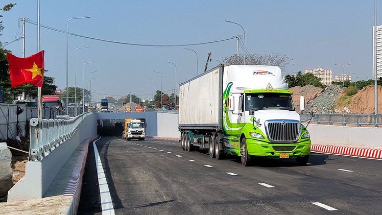 TP.HCM đồng loạt thông xe hầm chui Nguyễn Văn Linh và 3 công trình lớn