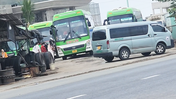 'Xe dù, bến cóc' đưa rước khách nhộn nhịp trên đường Võ Chí Công ở TP Thủ Đức