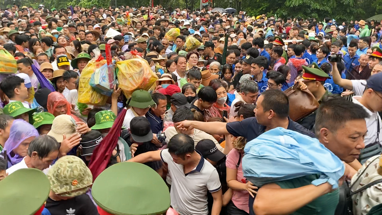 Hàng vạn người đội mưa viếng Đền Hùng Phú Thọ trong ngày giỗ Tổ