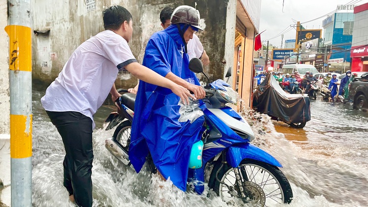 Ngập đường Võ Văn Ngân và chợ Thủ Đức: Phó chủ tịch Mai Hữu Quyết phản hồi chính thức