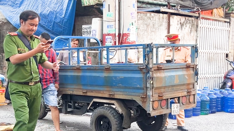 Xe ba gác chở nước bị lật ở TP Thủ Đức, đè chết một người đàn ông