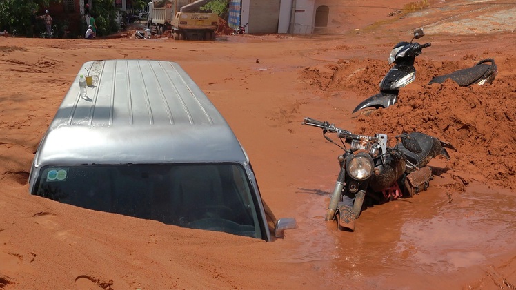 Lũ cát đe dọa công trình, nhà dân và người đi đường ở Phan Thiết