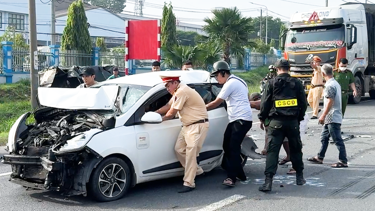 4 ô tô tông liên hoàn, quốc lộ 1 qua Biên Hòa ùn tắc kéo dài