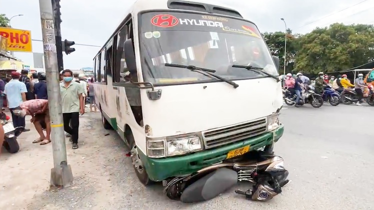 Xe khách tông hàng loạt xe máy dừng đèn đỏ, 1 người chết, nhiều người bị thương