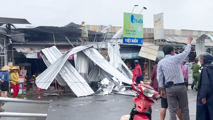 Dông lốc cuốn bay mái tôn, gãy trụ điện ở Đồng Tháp