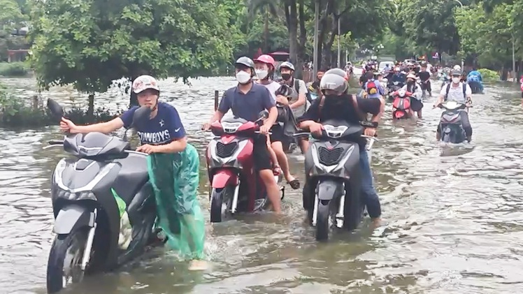 Mưa lớn kéo dài, đường phố Hà Nội ngập sâu khiến nhiều xe chết máy