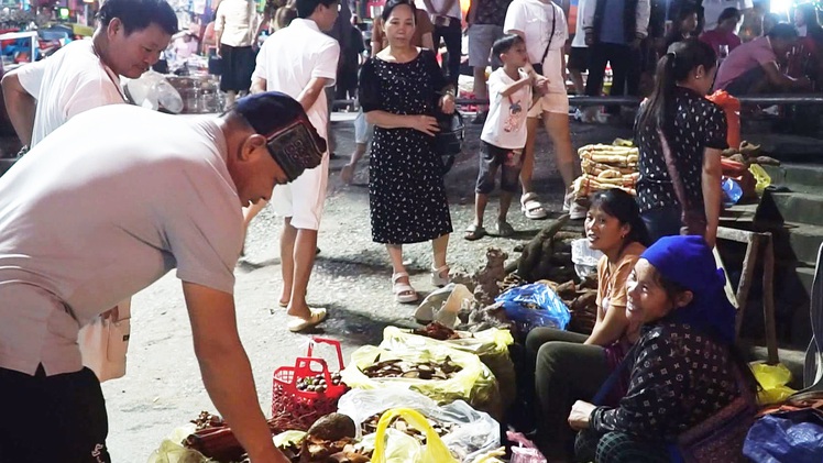 Góc nhìn trưa nay: Phiên chợ đêm mang đậm bản sắc văn hóa trên cao nguyên “trắng”