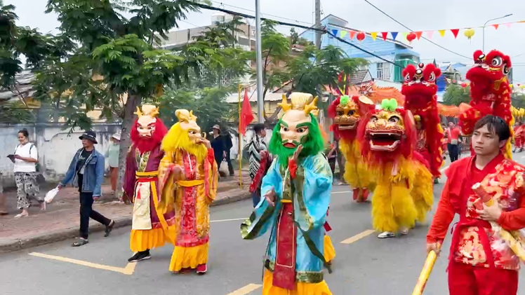 Đông đảo người dân Cần Giờ và du khách tham gia lễ đưa rước Nghinh Ông