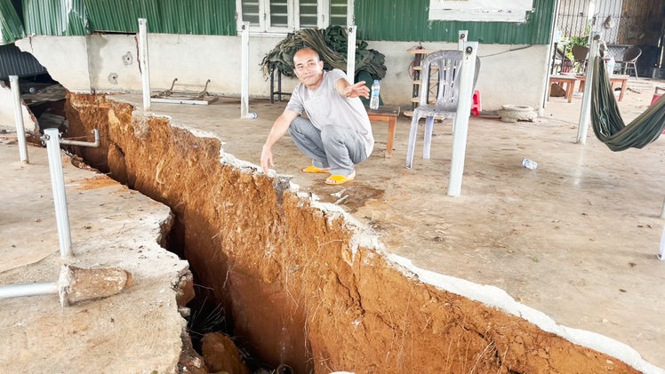 Xuất hiện nhiều vết nứt ăn sâu vào nhà dân trên đường Hồ Chí Minh