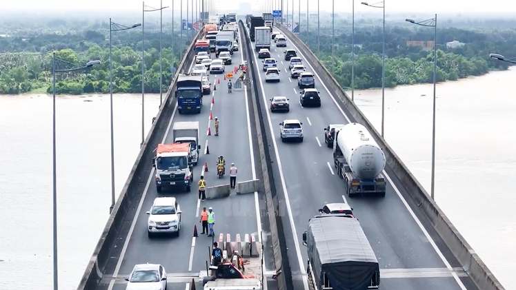 Khuya nay cầu Long Thành sửa xong, đi lại bình thường