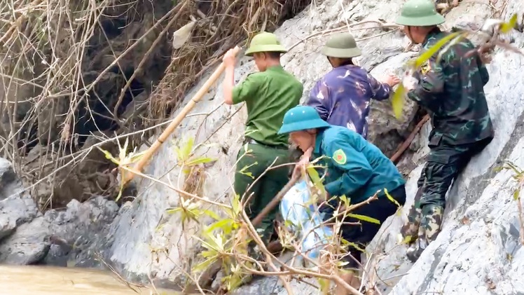 Người sau giẫm lên dấu chân người trước, vượt hiểm nguy đi tìm nạn nhân sạt lở núi