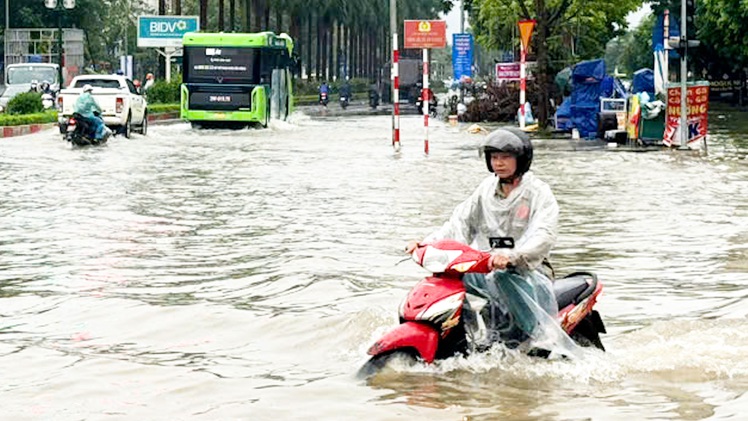 Nhiều tuyến đường ngập sâu do mưa lớn, xe cộ chết máy ở Hà Nội