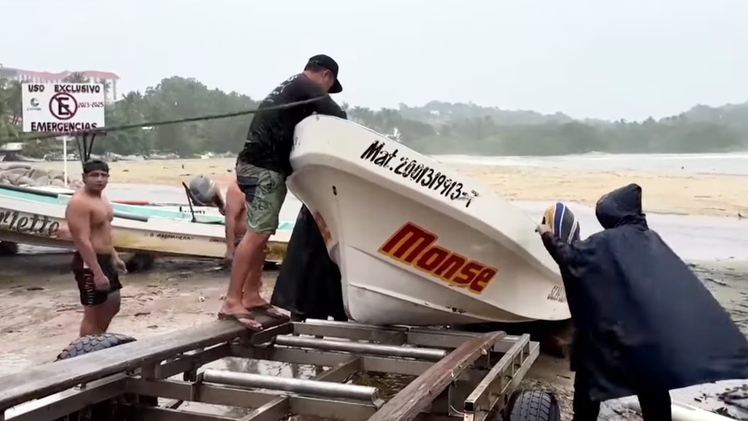 Bão John với sức gió duy trì 193km/h đổ bộ vào đất liền ở tây nam Mexico