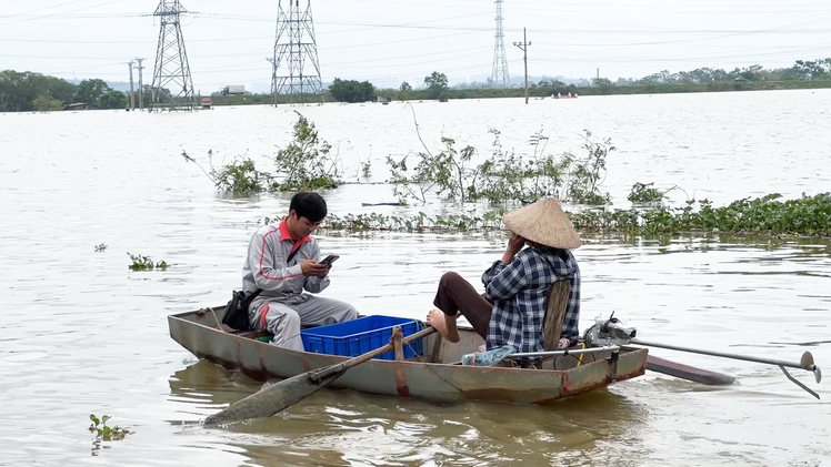 Ngập sâu ở ngoại thành Hà Nội, người dân đi lại bằng thuyền