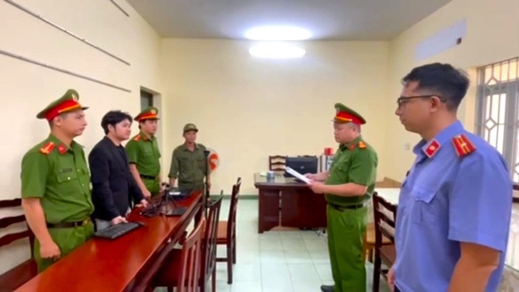 Video công an đọc lệnh bắt ‘bác sĩ TikTok Mr. Lee' Trương Thanh Tịnh