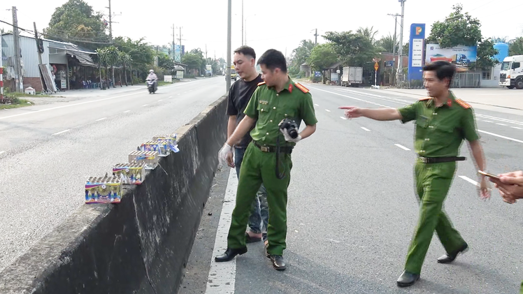 Đốt pháo hoa, nhảy múa trên dải phân cách quốc lộ 1, khởi tố 13 người