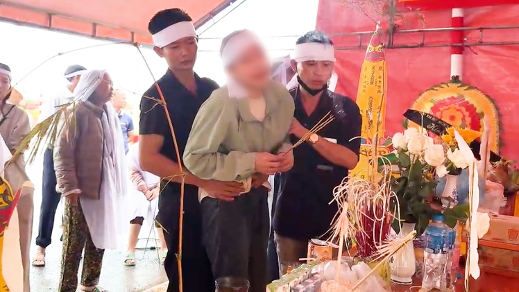 Hai bà cháu tử nạn khi chạy lũ ở Thanh Hóa, đám tang trong lán bạt dựng bên đường