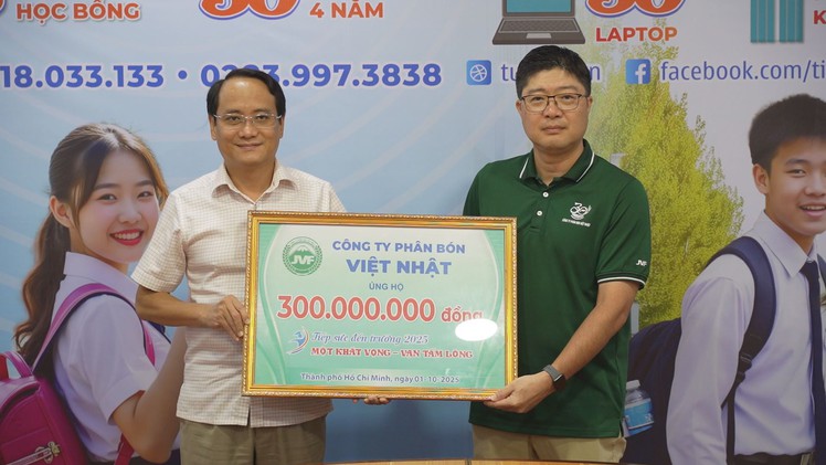 Công ty phân bón Việt Nhật ủng hộ chương trình Tiếp sức đến trường 300 triệu đồng