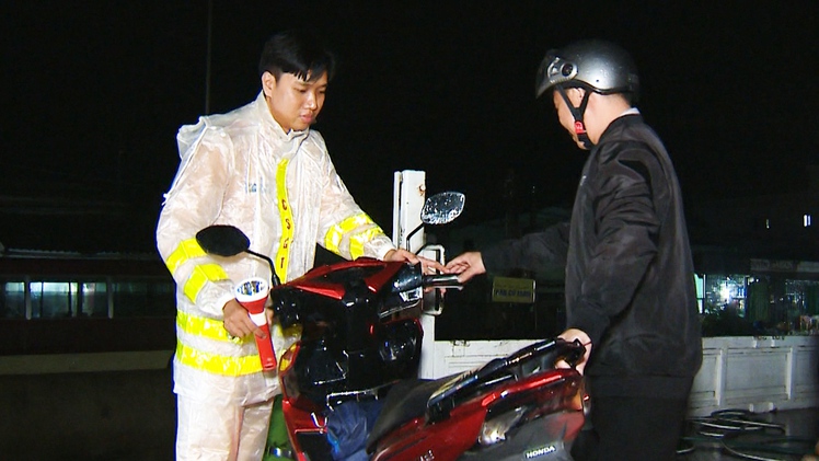Cảnh sát giao thông dùng xe chuyên dụng đưa dân qua điểm ngập sâu ở Vĩnh Long