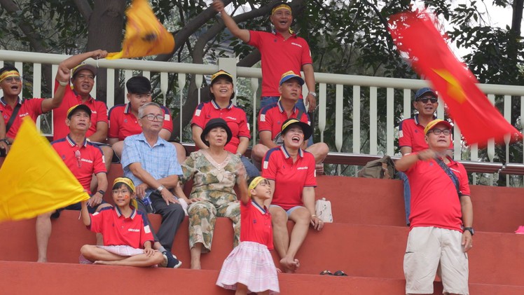 Cổ động viên vượt hàng trăm cây số cổ vũ Giải bóng đá công nhân, viên chức Việt Nam 2025