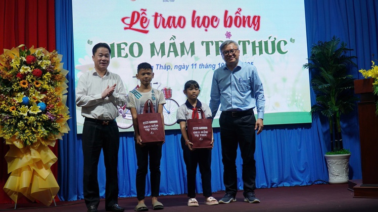 Gieo mầm tri thức: Có xe đến trường, từ nay đường không còn xa