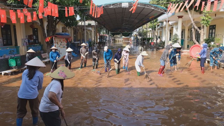 Góc nhìn trưa nay | Nước bắt đầu rút, thầy cô vớt vát học cụ chìm trong bùn đất