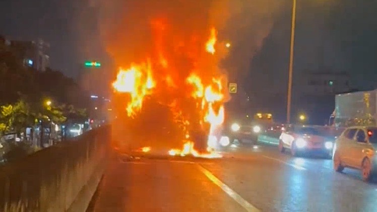 Video xe đầu kéo cháy ngùn ngụt ở đường vành đai 3 Hà Nội