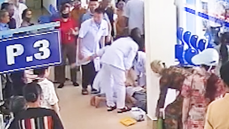 Video người đàn ông ngừng tim, ngã gục được nữ điều dưỡng cấp cứu ngay tại sảnh bệnh viện