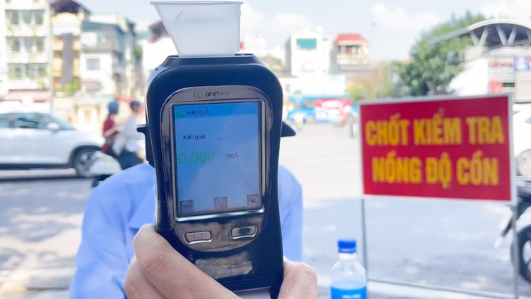 Cảnh sát giao thông cả nước bắt đầu đợt cao điểm kiểm soát nồng độ cồn