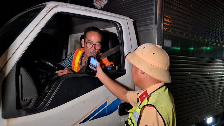 Video cảnh sát giao thông xuyên đêm kiểm tra nồng độ cồn với tài xế trên cao tốc