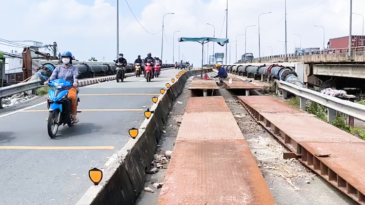 Dựng cầu sắt tạm ở 2 nhịp đầu và cuối để 'thần đèn’ nâng cầu Bình Phước 1